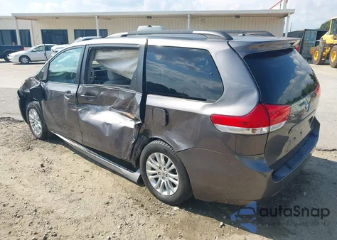 2011 Toyota Sienna Xle V6 z USA, uszkodzony, nr VIN 5TDYK3DC5BS028346